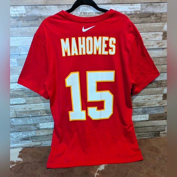 New From Arrowhead Stadium Apparel Store KC Chiefs Nike Mahomes 15 Red Tee - Picture 1 of 16
